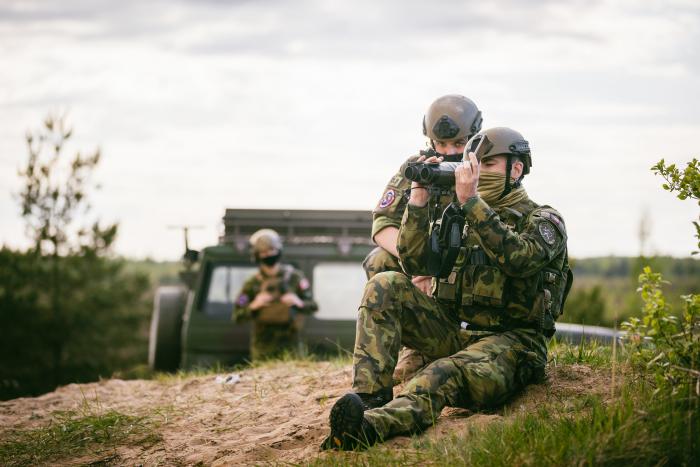 NATO paplašinātās kaujas grupas Latvijā JTAC speciālisti mācībās Ādažu poligonā