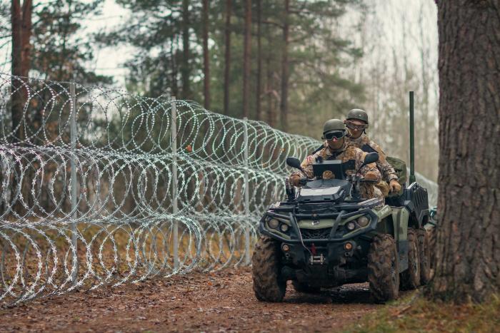 Karavīri kopā ar robežsargiem patrulē uz Latvijas robežas ar Baltkrieviju/srž.Ēriks Kukutis/Aizsardzības ministrija