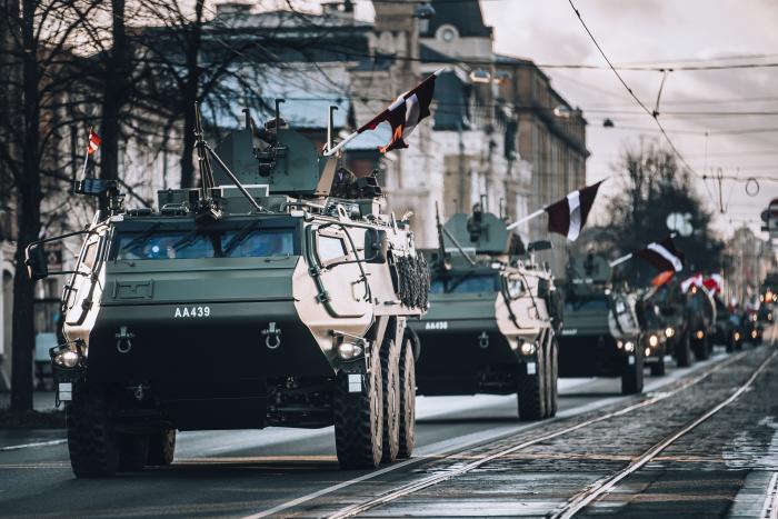 Latvijas karavīri Nacionālo bruņoto spēku sveicienā par godu Latvijas Valsts proklamēšanas 103. gadadienai/Armīns Janiks/Aizsardzības ministrija
