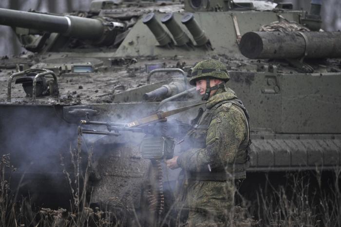 Krievijas karavīrs militārajos vingrinājumos. Foto: AP/Scanpix