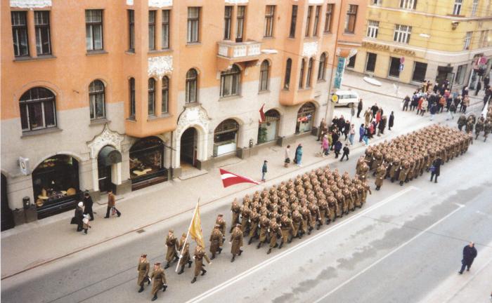 Latvijas Nacionālā Aizsardzības akadēmija soļo pa Brīvības ielu Rīgā 1995. gadā
