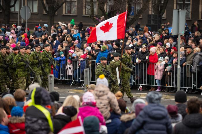 Latvijā izvietotās NATO paplašinātās kaujas grupas vadošās valsts Kanādas karavīri piedalās 18.novembra militārajā parādē Rīgā 2021. gadā