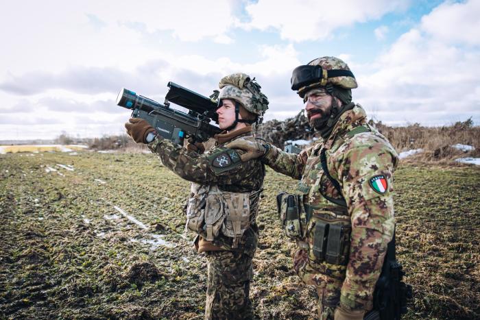 Latvijas un Itālijas karavīrs mācību  “Crystal Arrow 22” laikā trenējas šaušanā ar pretgaisa aizsardzības raķešu "Stinger" sistēmu