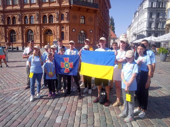 Dmitro Ļaskoveckis kopā ar citiem ukraiņu jauniešiem Doma laukumā Rīgā