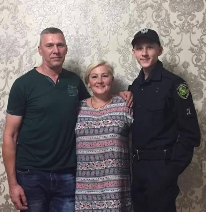 Dmitro kopā ar vecākiem