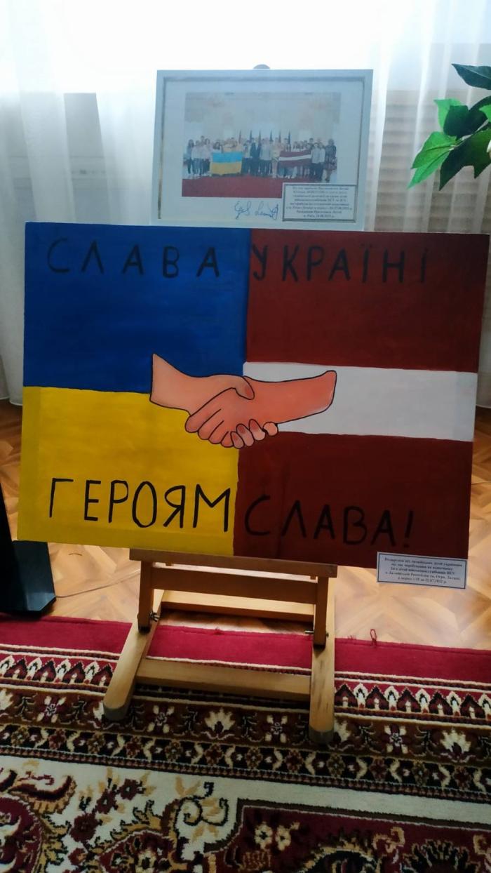 Ukrauiņu jauniešu veidotais zīmējums, simbolizējot Latvijas palīdzību Ukrainai