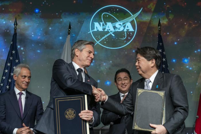 ASV valsts sekretārs Antonijs Blinkens un Japānas ārlietu ministrs Hajaši Jošimasa paspiež roku par jauno vienošanos kosmosa sadarbībā.
