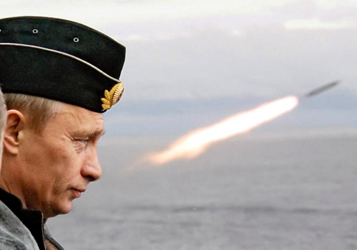 Agresorvalsts Krievijas diktators, starptautiski meklētais kara noziedznieks Vladimirs Putins vēro raķešu šaušanas mācības Krievijas kara flotē