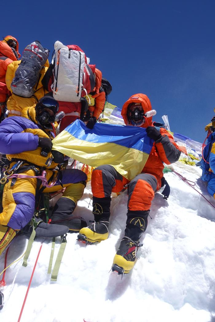 Juris Ulmanis Everesta virsotnē ar Ukrainas karogu