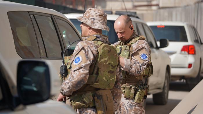 Latvijas karavīri un zemessargi uzdevuma izpildes laikā NATO starptautiskajā operācijā Irākā
