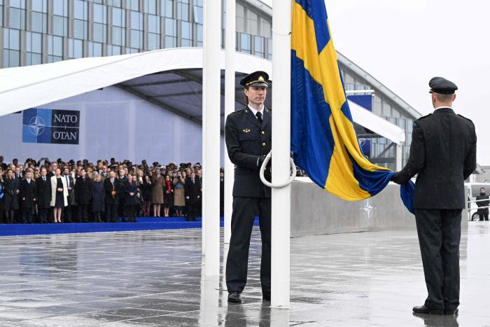 Oficiālā Zviedrijas karoga pacelšana NATO galvenajā mītnē Briselē.