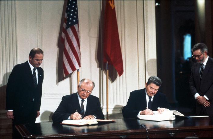 Mihails Gorbočovs un Ronalds Reigans paraksta Vidēja darbības rādiusa kodolspēku (INF) līgumu 1987. gadā.