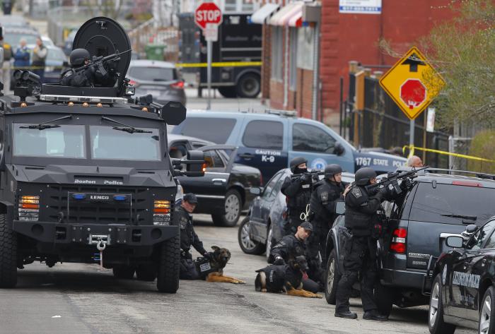 ASV policija ieņem pozīcijas Bostonas maratona spridzināšanas aizdomās turētā meklēšanas laikā / Foto: Reuters/Scanpix
