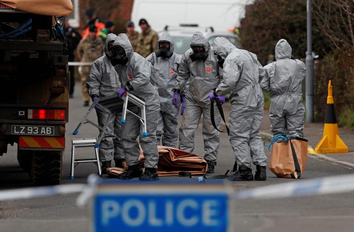 Lielbritānijas policija attīra nozieguma vietu, kurā tika saindēts Sergejs Skripaļs un Jūlija Skripaļa / Foto: AFP/Scanpix