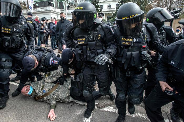 Čehijas policija aiztur Maskavu atbalstošo protestētāju pie Krievijas vēstniecības / Foto: AFP/Scanpix