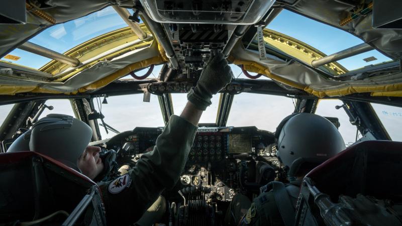 ASV Gaisa spēku stratēģiskā bumbvedēja B-52 apkalpe lidojuma laikā