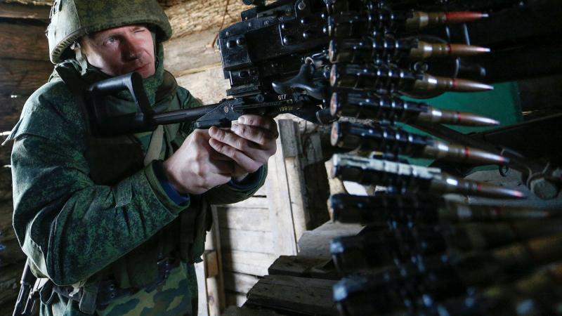 Prokremliskais terorists šauj pa Ukrainas karavīru pozīcijām