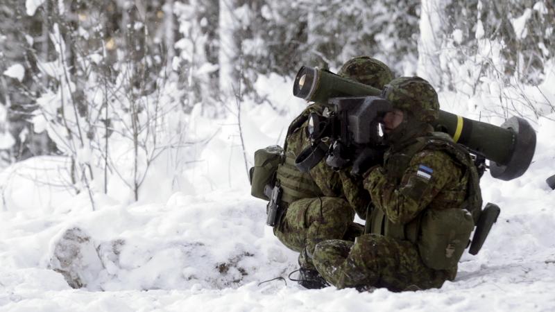Igaunijas Aizsardzības spēku karavīri ar "Javelin" prettanku raķešu iekārtu