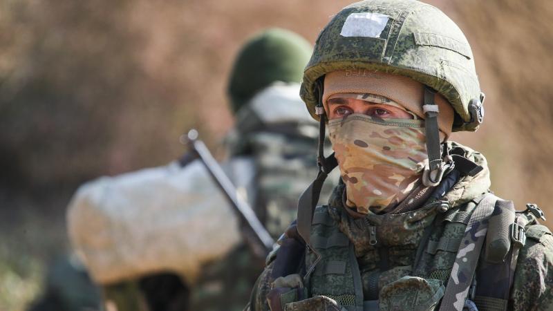 Krievijas karavīrs mācību laikā okupētajā Krimā