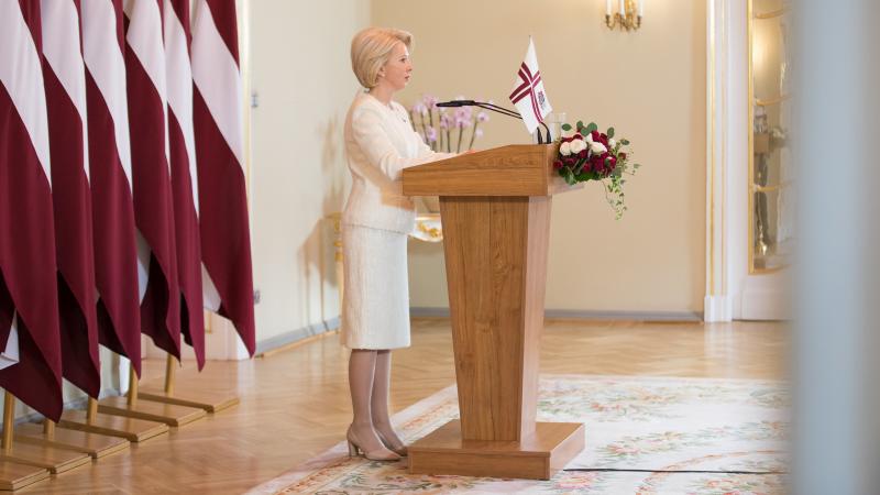Saeimas priekšsēdētāja Ināra Mūrniece uzrunā 13. Saeimas deputātus par godu Latvijas Republikas proklamēšanas 103. gadadienai