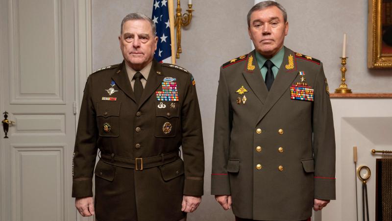 ASV bruņoto spēku apvienoto štābu priekšnieks ģenerālis Marks Millijs un Krievijas bruņoto spēku Ģenerālštāba priekšnieks Valērijs Gerasimovs