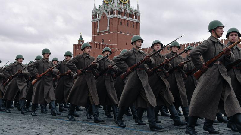 Krievijas karavīri soļo pa Sarkano laukumu Maskavā Otrā pasaules kara laika formās