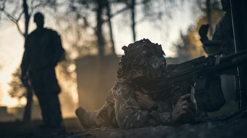 Latvijas Republikas Nacionālo bruņoto spēku karavīrs darbībā