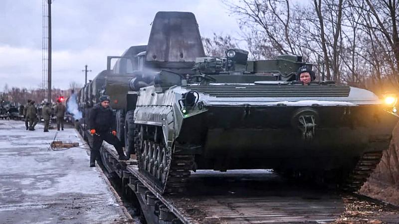 Krievijas karaspēka vilciens pārvadā militāros transportlīdzekļus mācībām Baltkrievijā