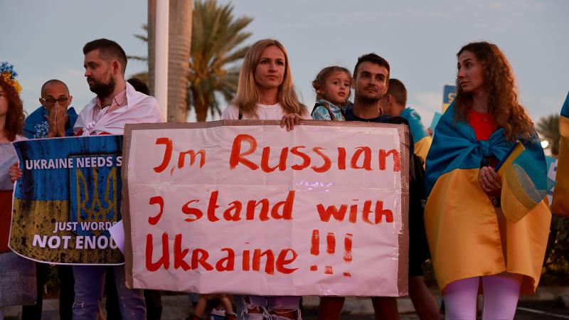 Sieviete protestē pret karu Ukarinā, uz plakāta rakstot: "Esmu krieviete. Esmu par Ukarinu!"