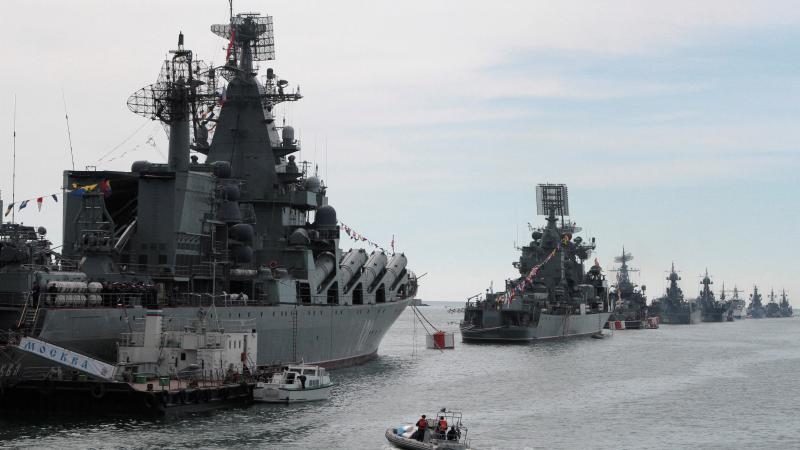 Krievijas Jūras spēku kuģi Sevastopoles ostas līcī Melnajā jūrā Krimā 2014. gada 8. maijā.