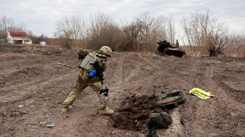 Ukrainas karavīrs aprok nogalināta krievu okupanta līķi