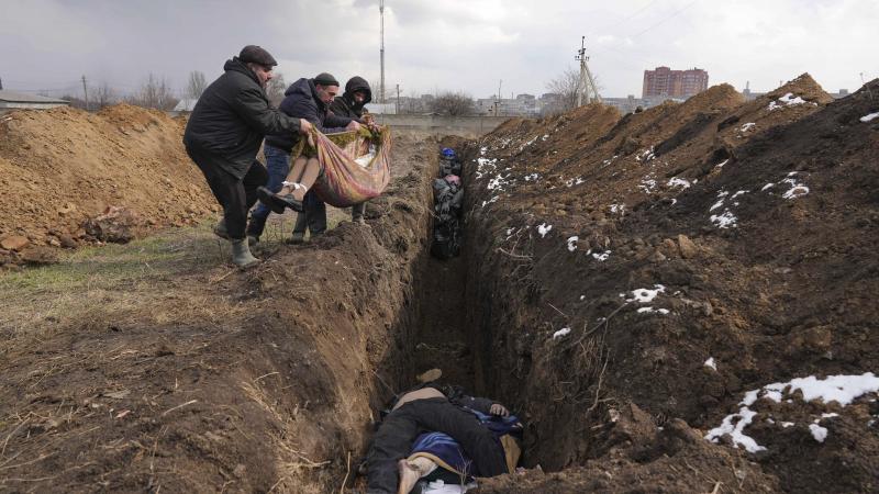 Masu kapi Mariupolē pēc krievu okupantu veiktās pilsētas apšaudes