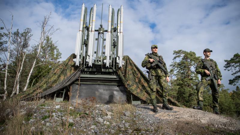 Zviedrijas pretgaisa aizsardzības vienības karavīri 