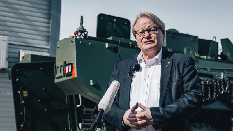 Zviedrijas aizsardzības ministrs Pēters Hulkvists vizītes laikā Latvijā