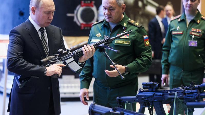 Krievijas diktators Vladimirs Putins un Krievijas aizsardzības ministrs Sergejs Šoigu