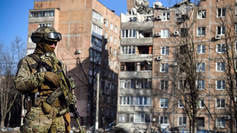 Krievijas okupācijas spēku karavīrs Doņeckā, Ukrainā