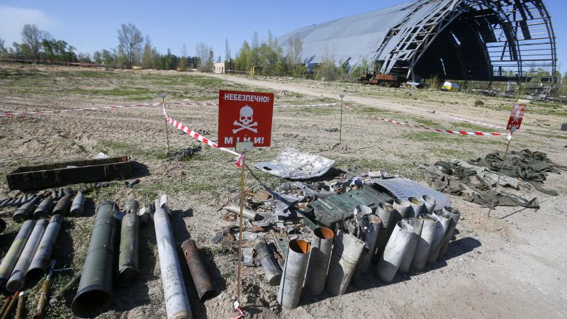 Brīdinājuma zīme ar uzrakstu "Bīstami! Mīnas!" pēc kaujām ar Krievijas karaspēku Hostomeļas lidlaukā, Kijivas apgabalā