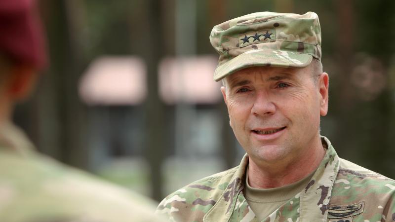 Bijušais ASV Armijas komandieris Eiropā atvaļinātais ģenerālleitnants Bens Hodžess savas vizītes laikā Ādažu bāzē 2016. gada septembrī