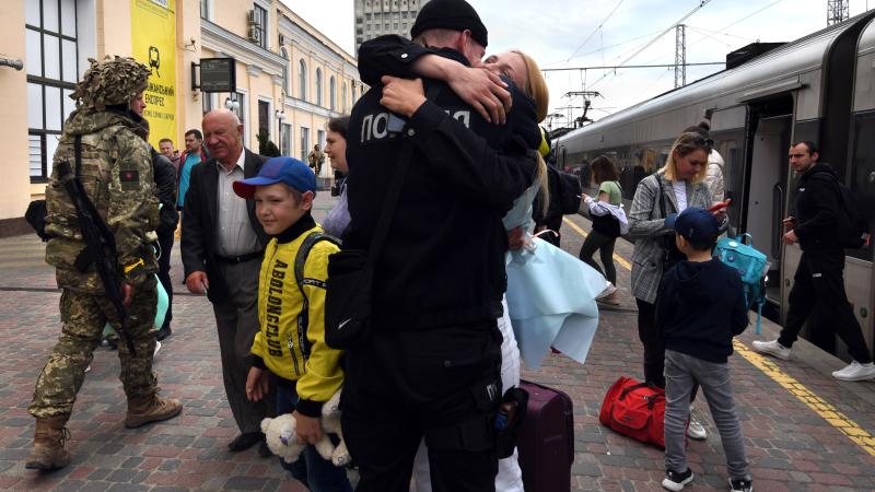Ukrainas karavīri Harkivā sagadai atgriežamies iepriekš evakuētos tuviniekus