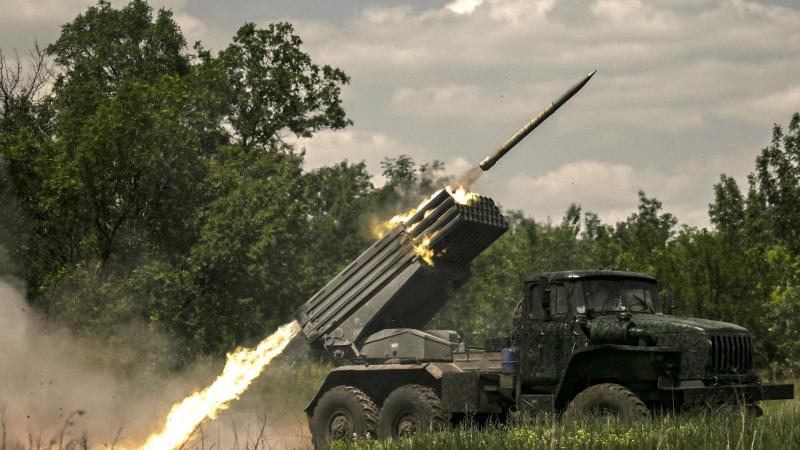 Ukrainas karavīri apšauda krievu okupantu pozīcijas ar BM21 "Grad" artilērijas raķetēm