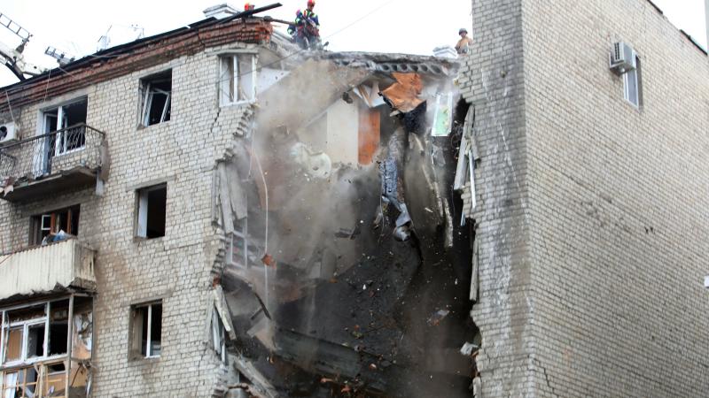 Daudzdzīvokļu māja Ukrainā pēc Krievijas raķešu trieciena
