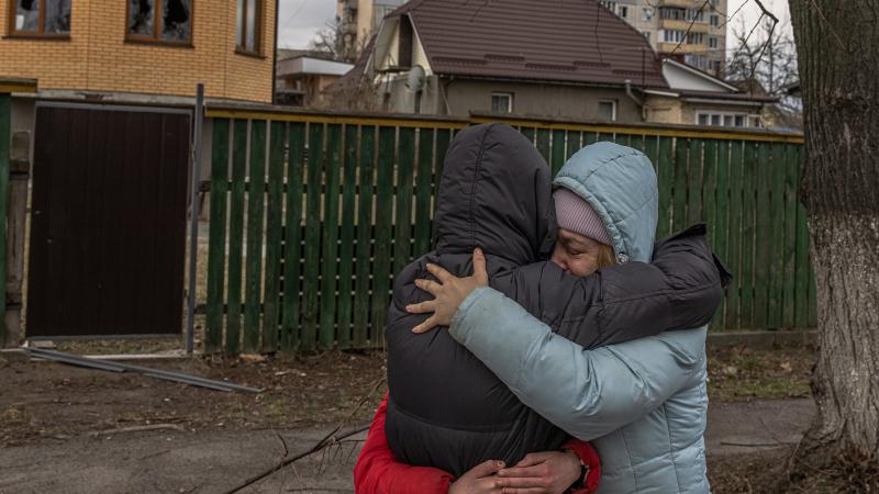 Bučas civiliedzīvotāji, satiekoties pēc vairāku mēnešu probūtnes kopš kara Ukarinā sākuma 24. februārī