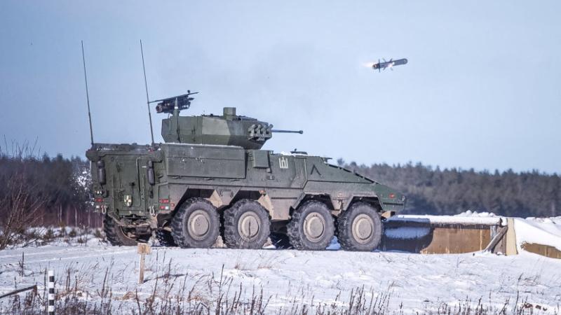 Lietuvas bruņoto spēku kājnieku kaujas mašīna "Vilkas" šauj prettanku raķeti "Spike"