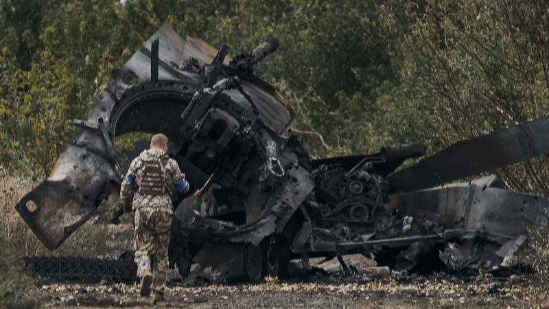 Ukrainas karavīrs Balaklejas apkārtnē pie iznīcinātās Krievijas kara tehnikas
