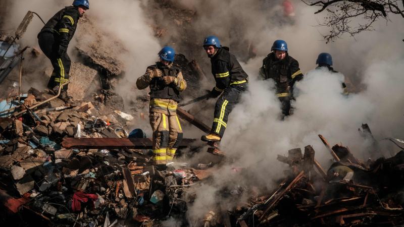 Ukraiņu ugunsdzēsēji veic glābšanas darbus pēc krievu okupantu apšaudes
