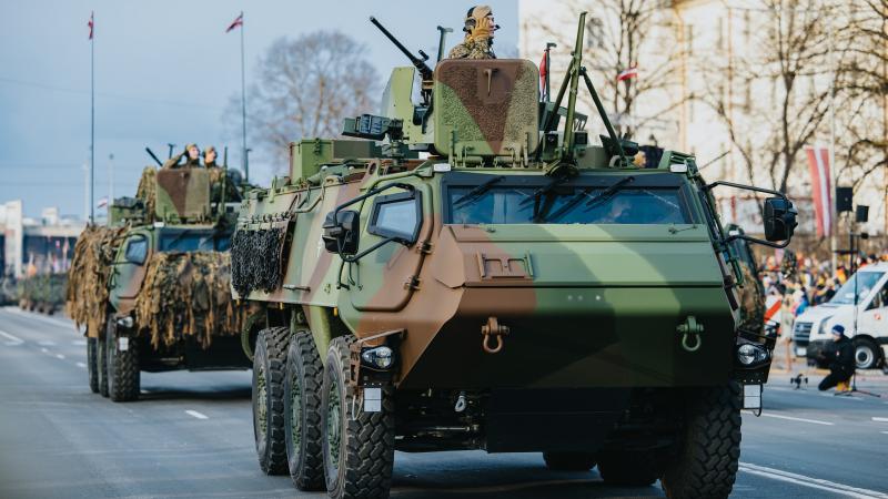 Latvijas un Somijas kopražojuma bruņutransportieri "Patria" 6x6 18.novembra militārajā parādē Rīgā