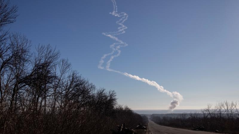 Raķešu pēdas Ukrainas debesīs pie Bahmutas