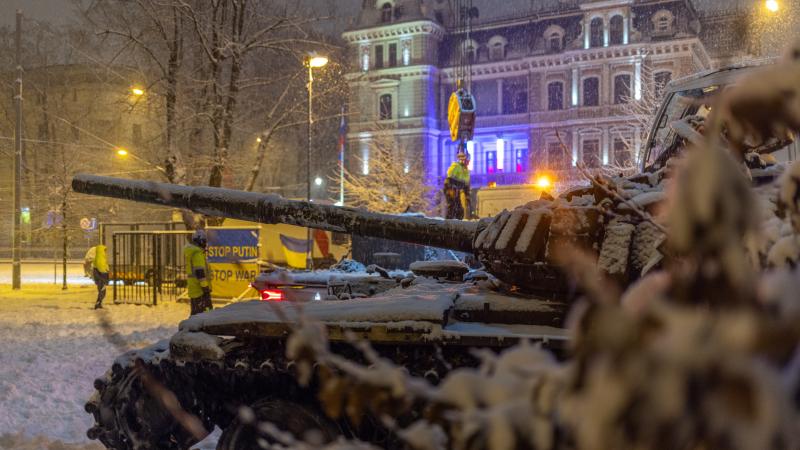 Ukrainas spēku iznīcinātais krievu tanks "T-72B" pie Krievijas vēstniecības Rīgā