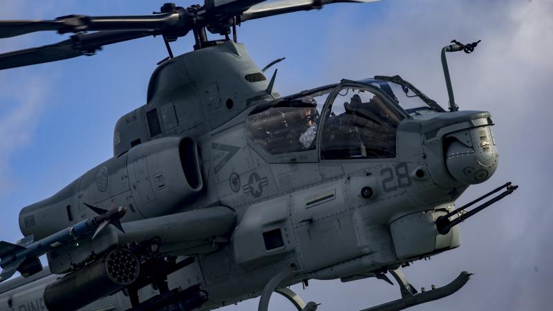 ASV Jūras kājnieku korpusa izmantotais "Bell" AH-1Z "Viper" uzbrukuma helikopters