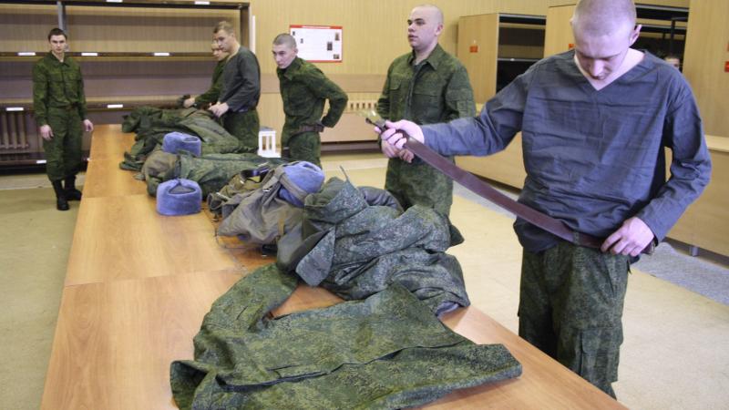 Agresorvalsts Krievijas iesauktie karavīri saņem ekipējumu